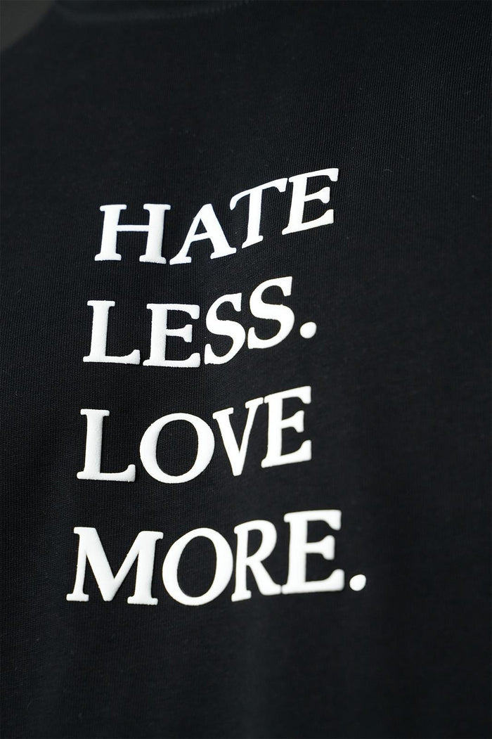 T-shirt «Hate Less. Love More.» – Manifeste du Cœur