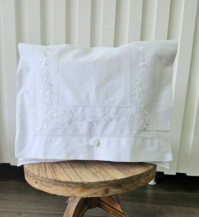 White temple envelope with decorative embroidery.