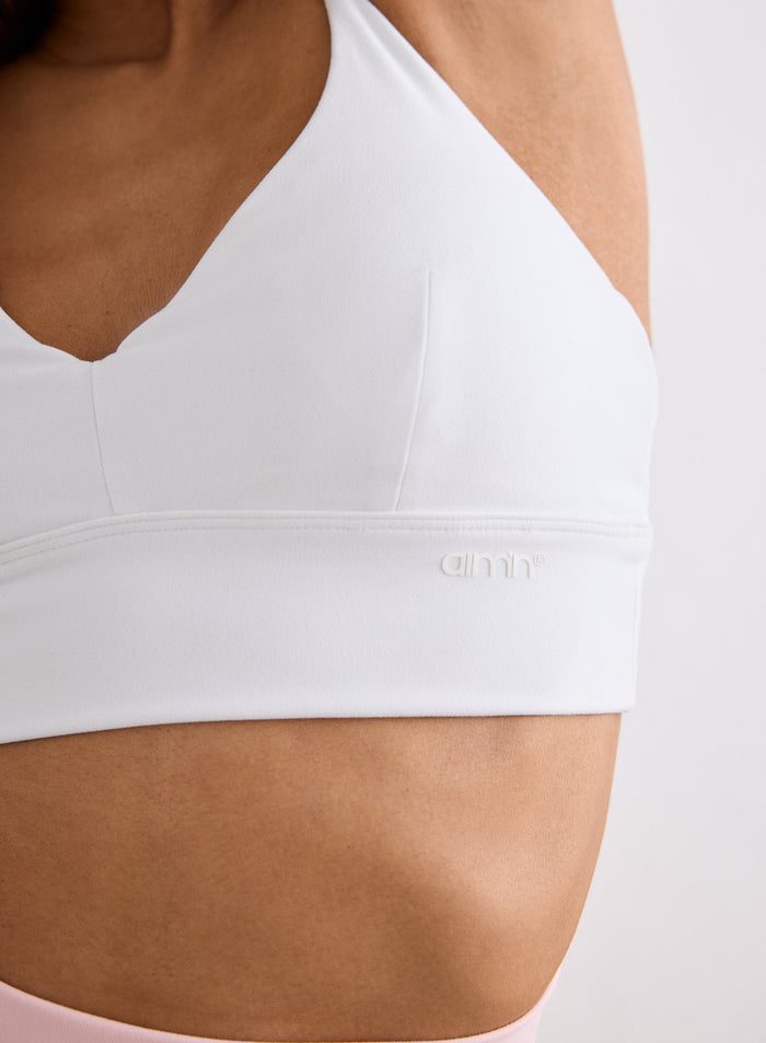 Lähikuva White Sense Strap Bra -urheiluliiveistä, joissa on pieni aim'n-logo sivulla [XS-170cm]
