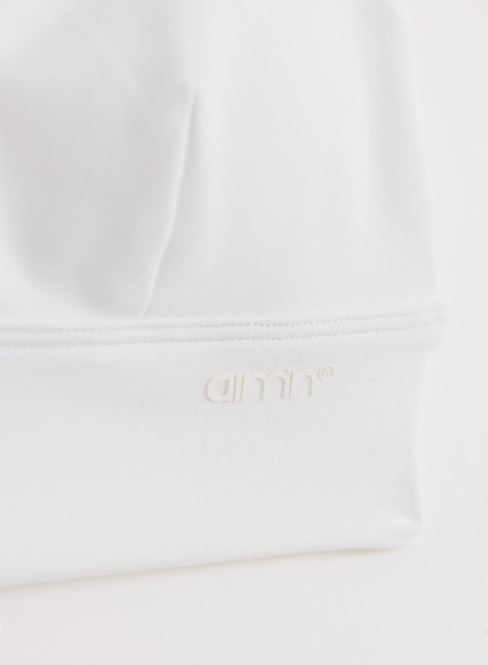 Valkoinen Sense Strap Bra, jossa on sävyyn sointuva kohokuvioitu aim'n-logo alanauhassa.