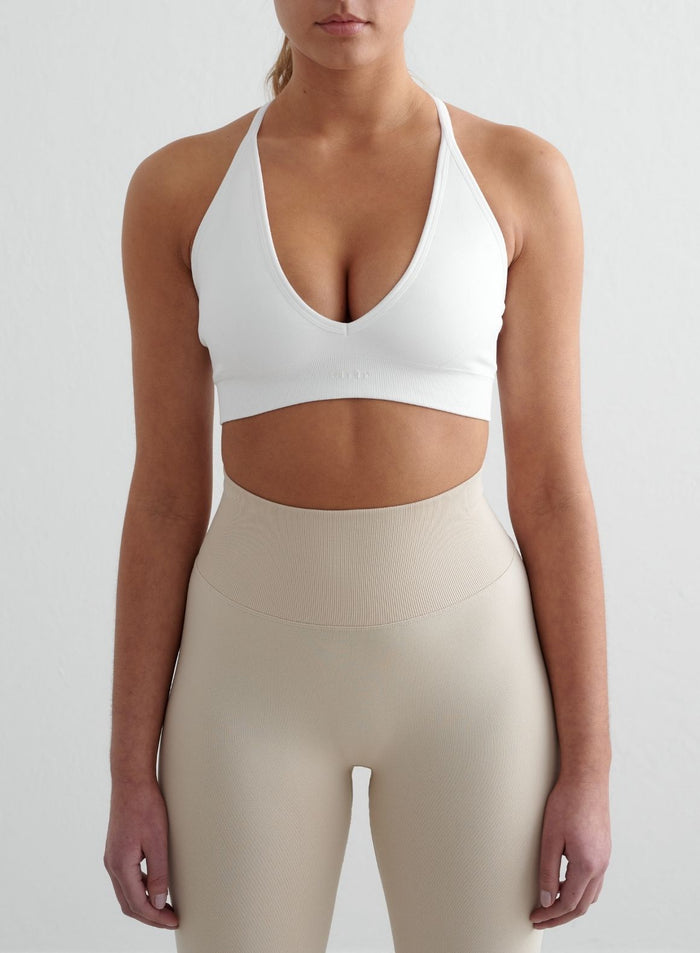 Valkoinen aim'n Shape Seamless Cross Back Bra syvällä pääntiellä ja second skin -tuntumalla. [S - 175 cm]