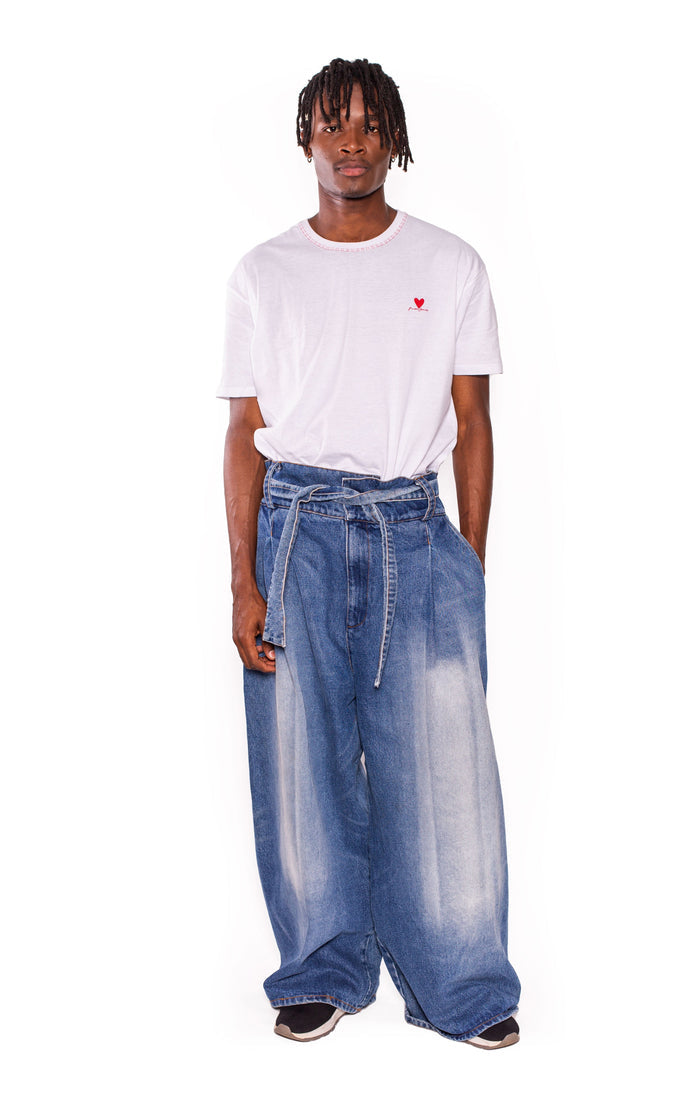 MANCANDY Wide Jeans Classic in hand-faded comfort denim featuring an exaggerated wide-leg silhouette, front pleats and an integrated belt.