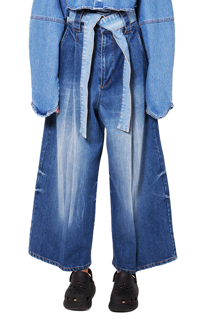 MANCANDY Wide Jeans Classic in hand-faded comfort denim featuring an exaggerated wide-leg silhouette, front pleats and an integrated belt.