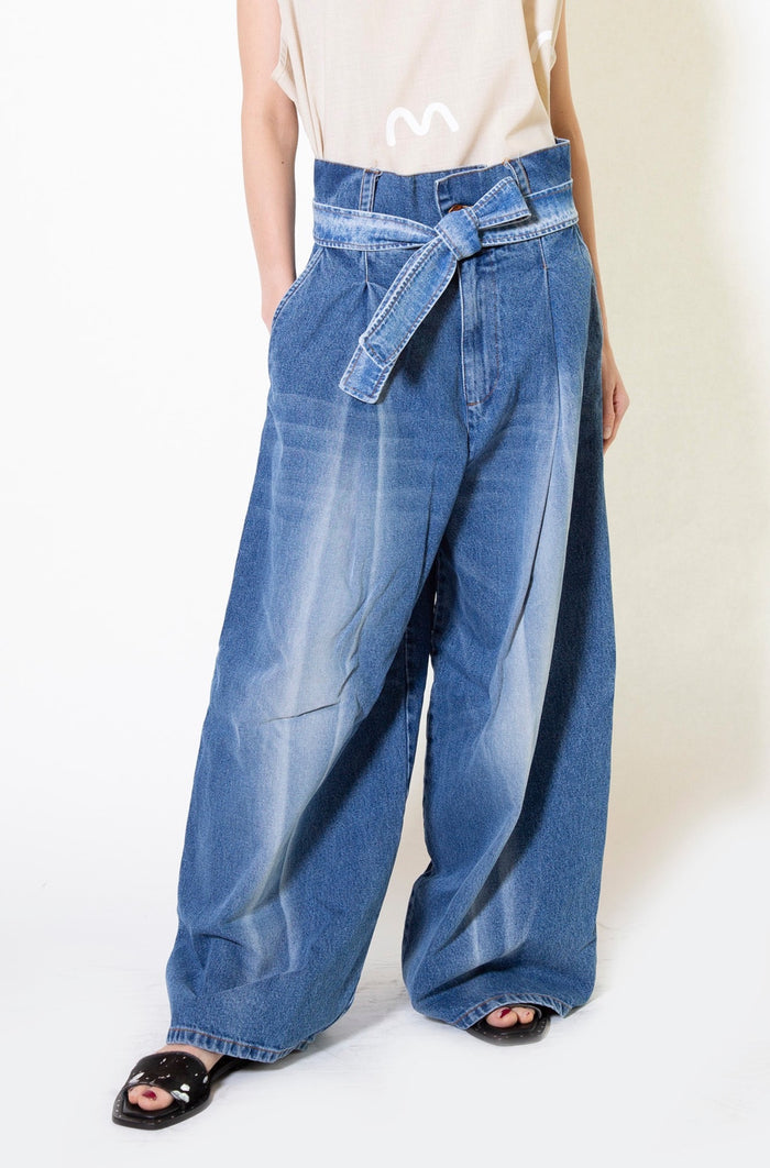 MANCANDY Wide Jeans Classic in hand-faded comfort denim featuring an exaggerated wide-leg silhouette, front pleats and an integrated belt.